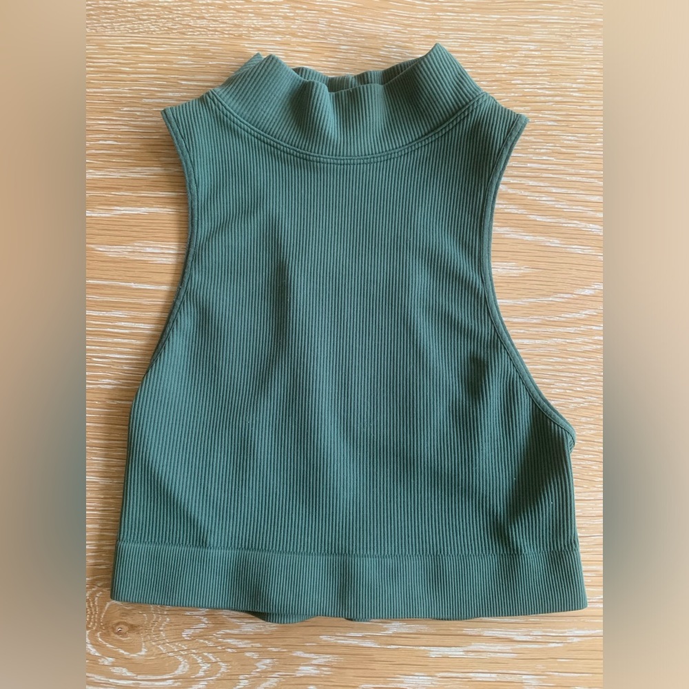 Capezio Seamless Rib Crop
TOP (11375W) • Safari Green • XS/S - Picture 8 of 15